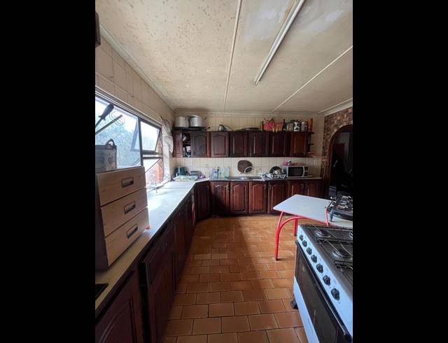 8 BEDROOM HOUSE FOR SALE IN GERMISTON SOUTH